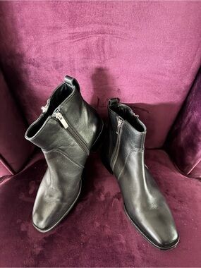 Aquatalia Woman’s Black Leather  Zip Boots